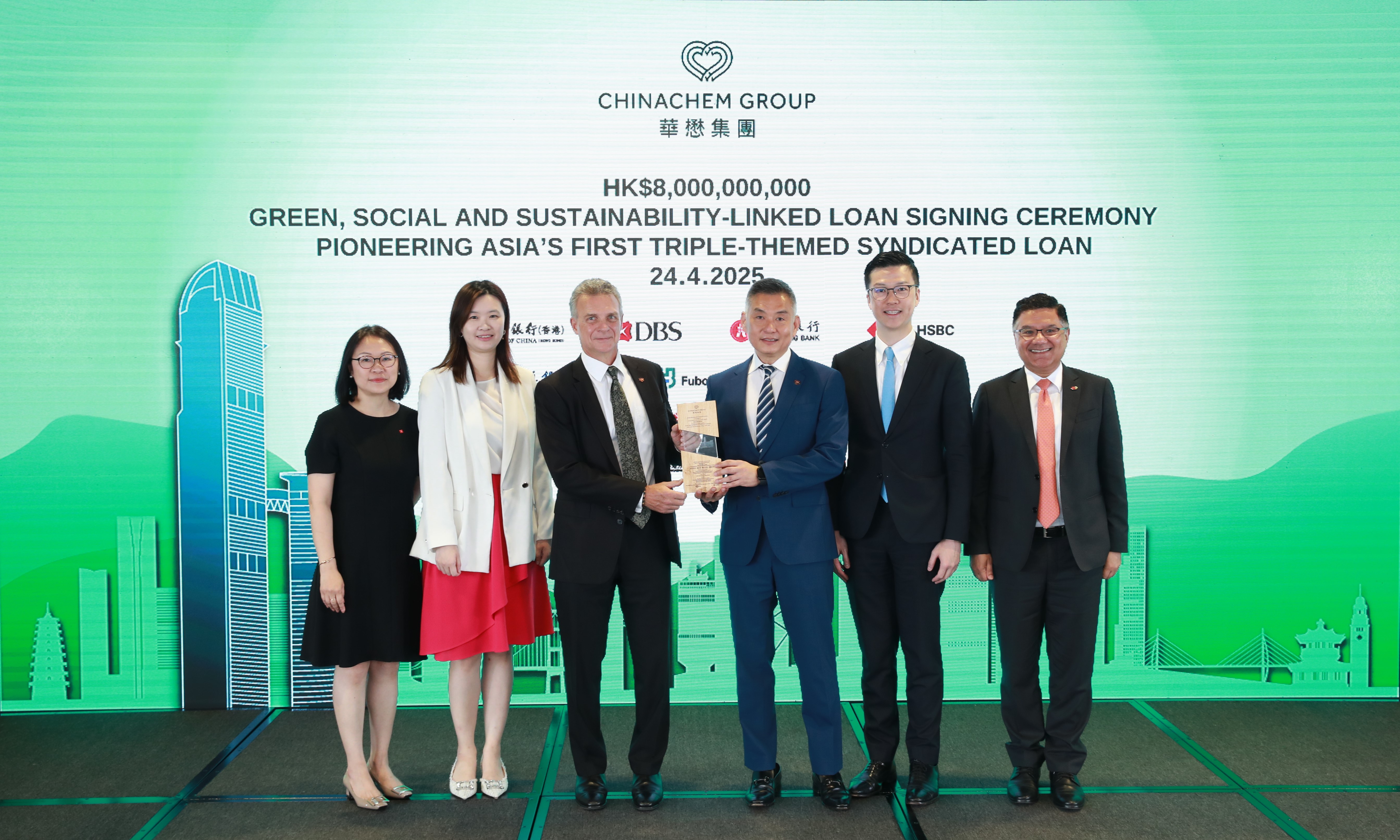 华懋集团控股有限公司主席白礼仁（左三）与华懋集团执行董事兼行政总裁张利民（左四）获四家委任牵头安排行兼簿记行代表致送纪念座，象征双方在 80 亿港元绿色、社会及可持续发展表现挂钩银团贷款中达成战略联盟，迈向金融合作新里程。