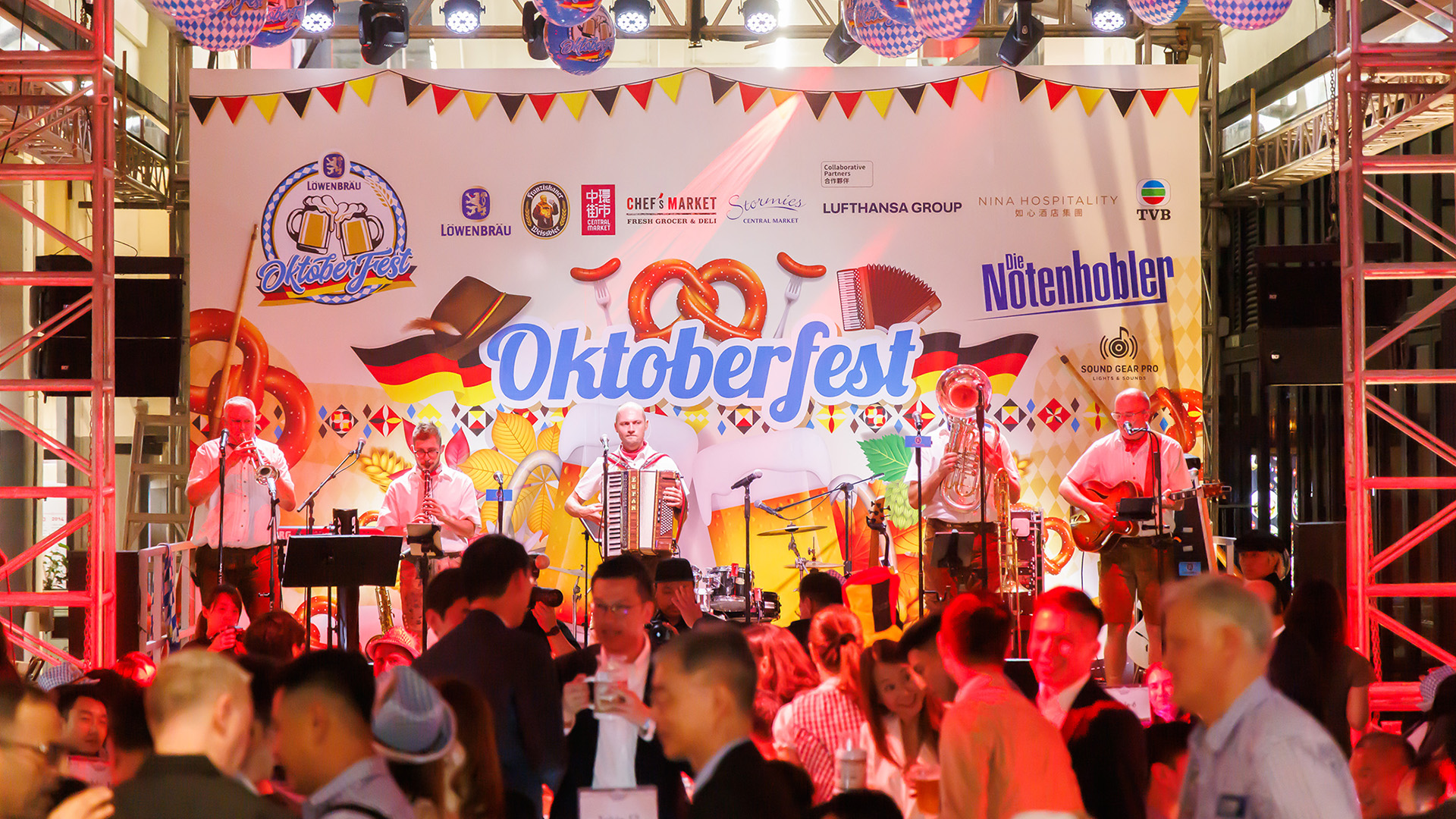 十月下旬，中環街市的庭院熱鬧非凡，舉行了備受期待的年度 Oktoberfest 德國啤酒節慶祝活動，讓巴伐利亞的節慶氛圍席捲整個中環。 
