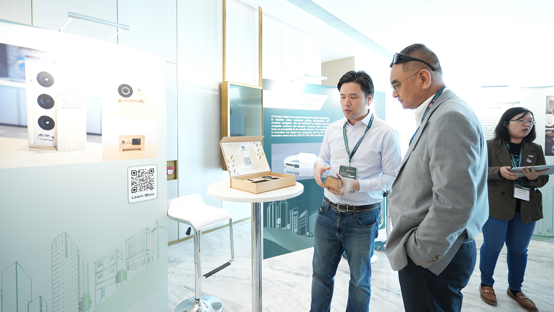 The forum highlighted the vibrancy of Hong Kong’s innovation and technology community, with nine startups presenting their solutions through exhibition booths.