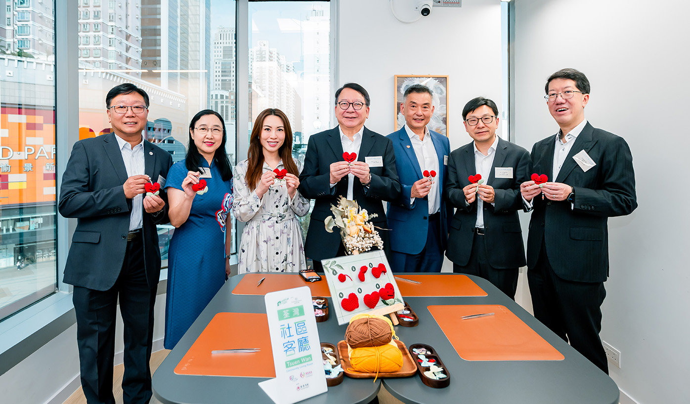 主礼嘉宾参观荃湾社区客厅的设施，并与会员交流，一同制作心形吊饰，寓意客厅「以心为本」的服务理念，为会员开展安心、健康、充满希望的未来。