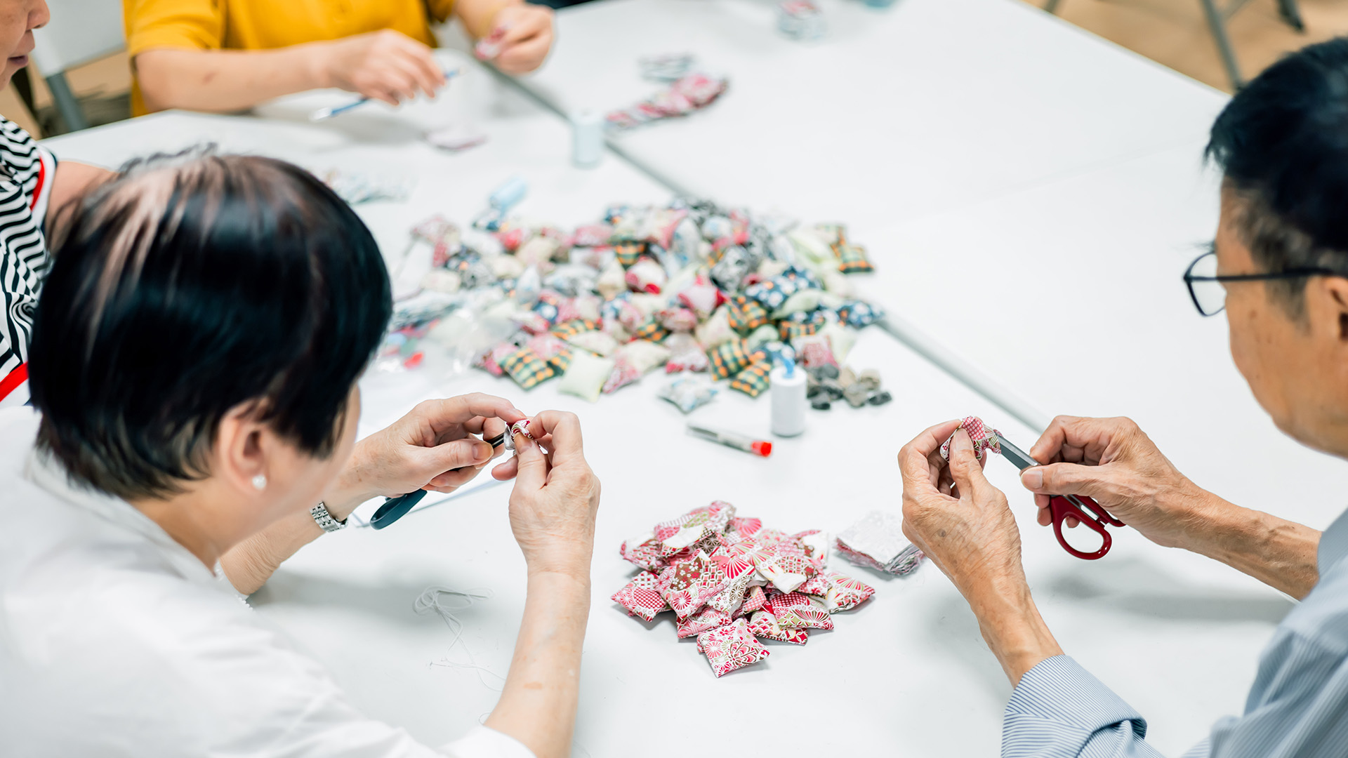 In collaboration with Gingko House, a social enterprise dedicated to elderly employment, Chinachem Group invited the elderly to handcraft “five stones” as commemorative pieces. 