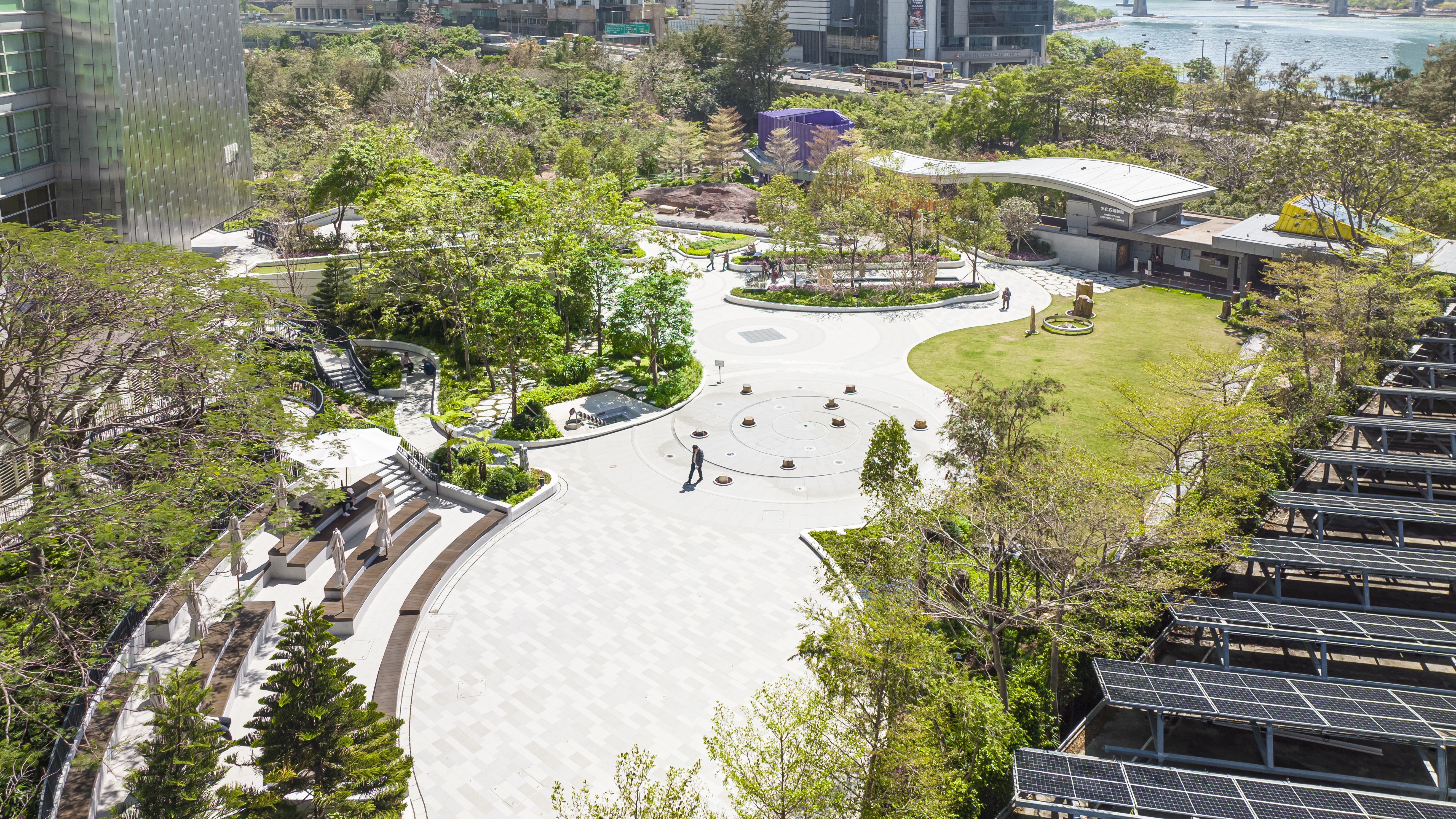 香港荃湾西如心园 (Nina Park)：占地 7 万平方英尺的城市公园与旅游胜地，展示世界级木化石珍藏与数百万年自然历史。