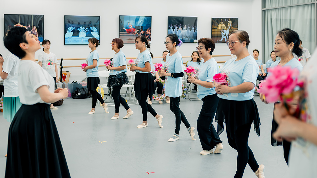 For the elderly, what appears to be simple ballet movements often comes with its own challenges. Lifting the leg, maintaining balance, and engaging core muscles all demand focus, control, and sustained practice.