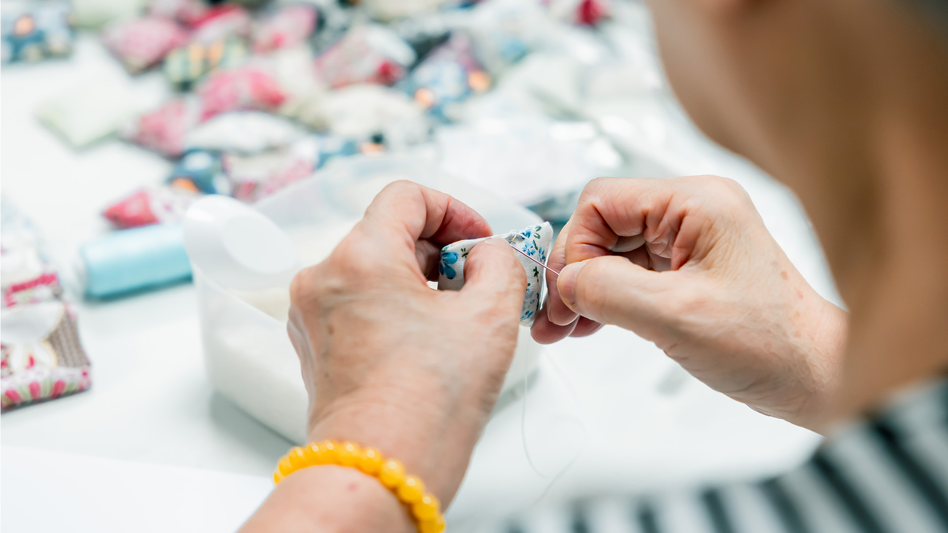 In collaboration with Gingko House, a social enterprise dedicated to elderly employment, Chinachem Group invited the elderly to handcraft “five stones” as commemorative pieces. 