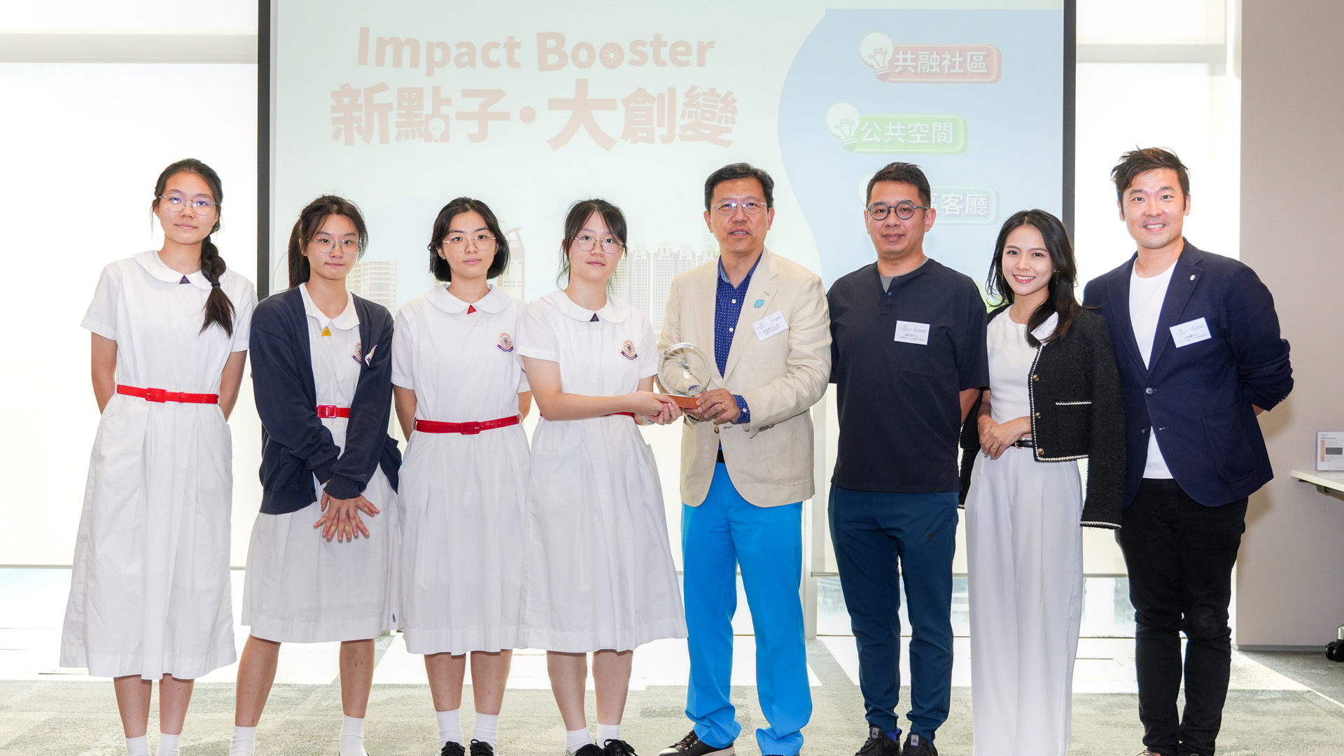 来自上水东华三院甲寅年总理中学的四位女学生，在社企民间高峰会2024年「新点子·大创变」案例比赛中勇夺大奖。今年比赛以「重塑可持续荃湾」为主题，旨在启发参赛者以创新思维，共建一个更可持续发展的社区。 