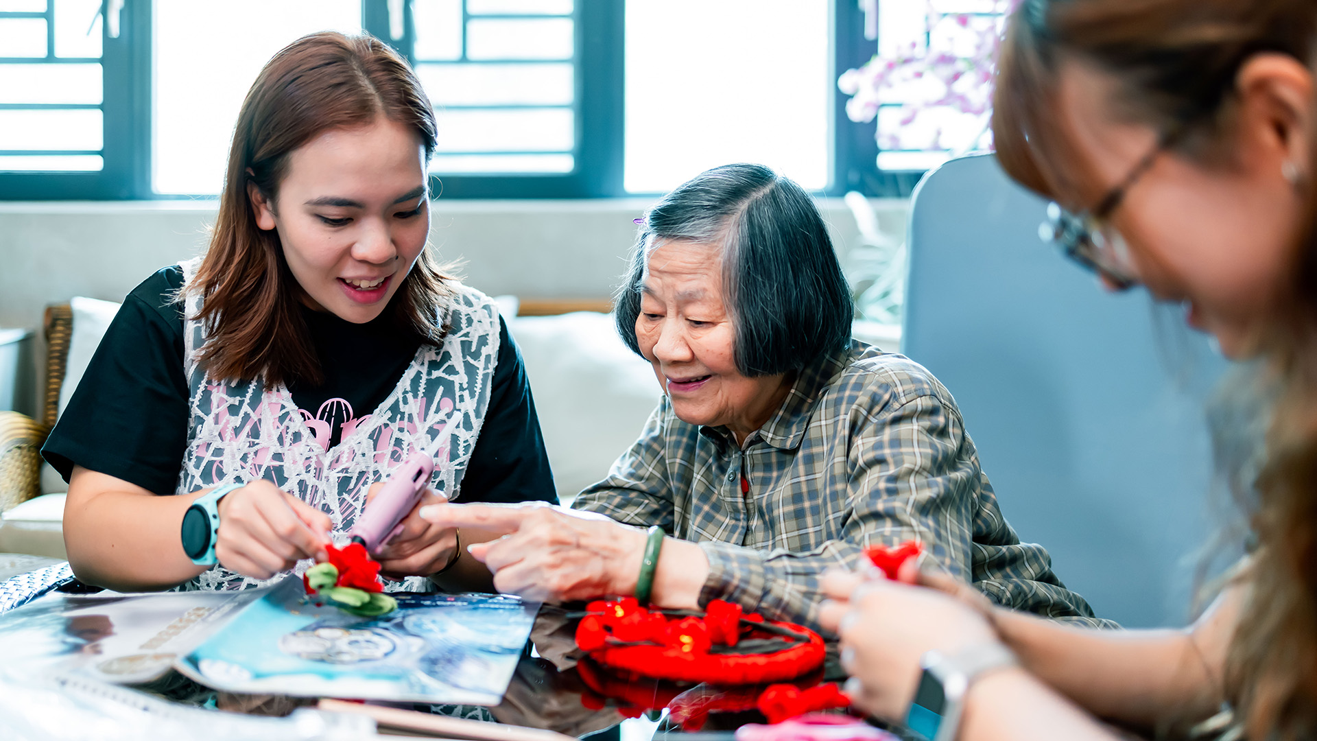 The Ageless Green Fashion Design was an inter-home activity jointly organised by Pine Care social workers, bringing together staff, elderly residents, family members and visiting children.