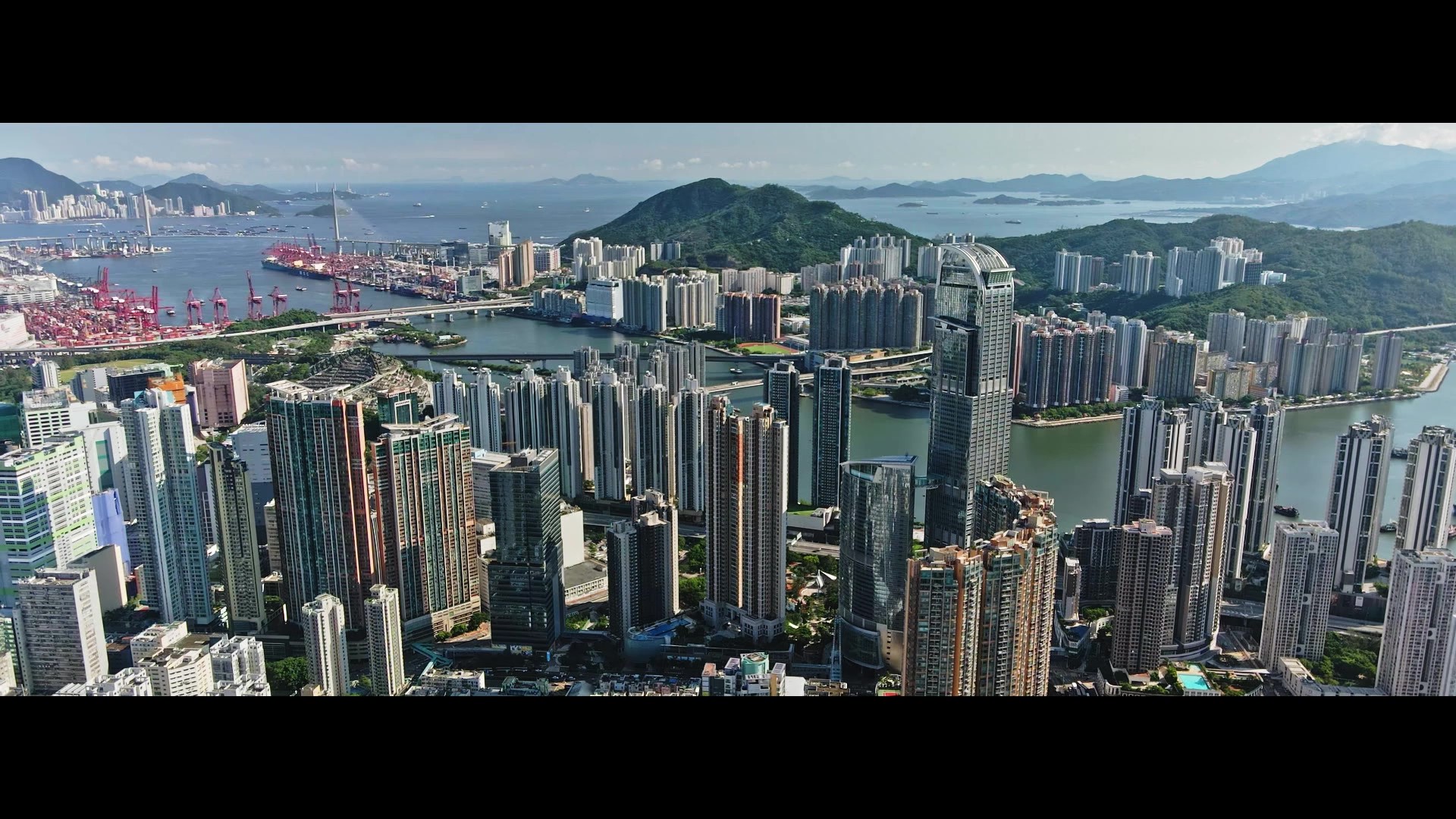 华懋集团 2026 年赋能工作空间：以人为本并视员工为成功基石，提供充足空间与时间，支援团队追求专业成长并实践个人价值与卓越成就。