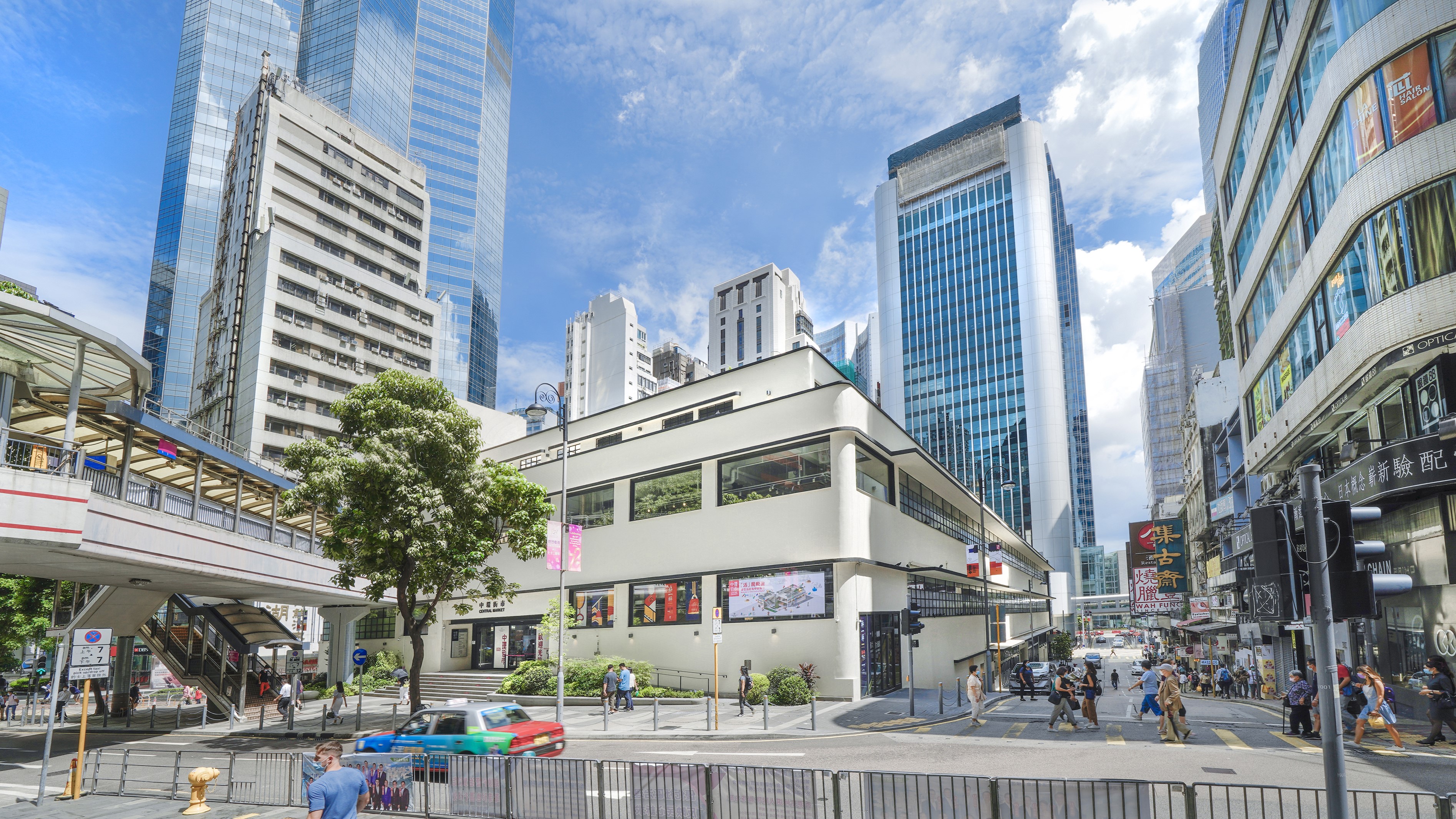 由华懋集团与市区重建局携手打造的香港中环街市活化项目；这座地标性城市空间营造项目，集多元化餐饮选择、特色零售购物及公共社交空间于一身，成为充满活力的社区枢纽。