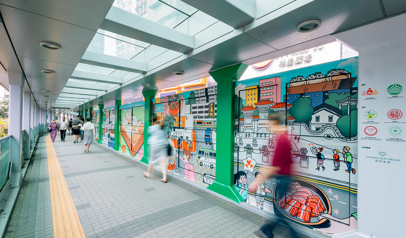 Supported by Chinachem Group, the “Savour Tsuen Wan: A Skywalk of Flavour & Culture” spans four sections, ending at Tsuen Wan Town Hall and passing through Sai Lau Kok Road, Tai Ho Road, Lo Tak Court, Chung On Street, Heung Che Street, Hoi Pa Street and Hau Tei Square. Each section references the distinctive dishes and landmarks of its surrounding streets. Citizens can admire these unique and vivid illustrations along the footbridge following this route. 