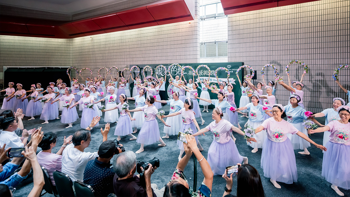 As the music began, 60 elderly participants performed at the Hong Kong Cultural Centre, moving with poise and quiet elegance as they presented what they had learned from the HK Ballet x Chinachem Silver Ballet Ambassador Training Camp. 