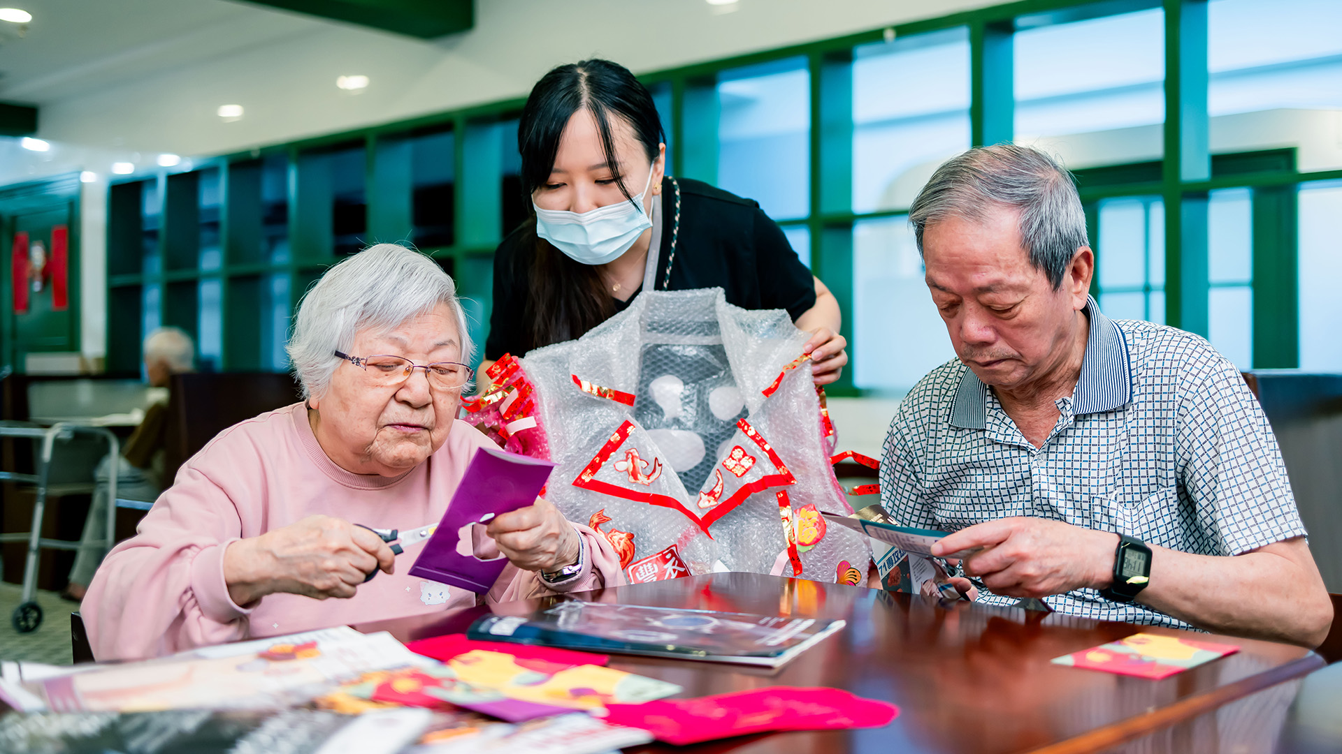 日常被忽略的旧物，如红白蓝胶袋、窗帘布、泡泡纸、利是封及旧杂誌，在他们手中转化成一件件别具心思的环保时装。