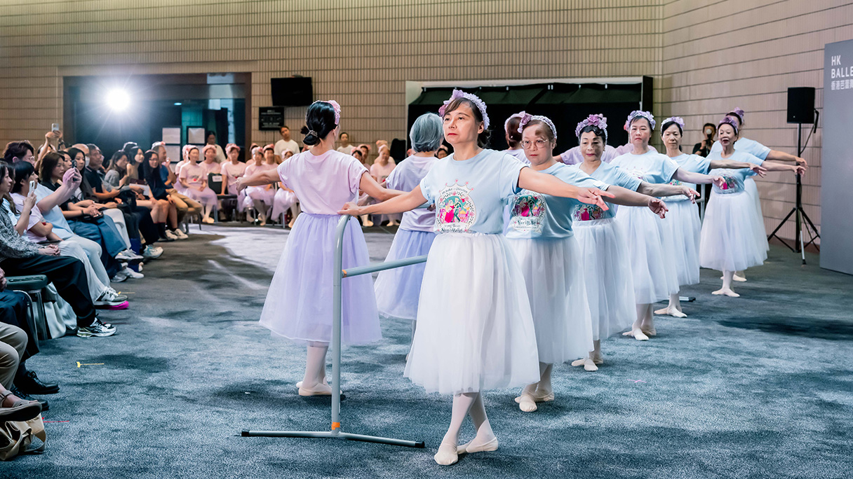 As the music began, 60 elderly participants performed at the Hong Kong Cultural Centre, moving with poise and quiet elegance as they presented what they had learned from the HK Ballet x Chinachem Silver Ballet Ambassador Training Camp. 