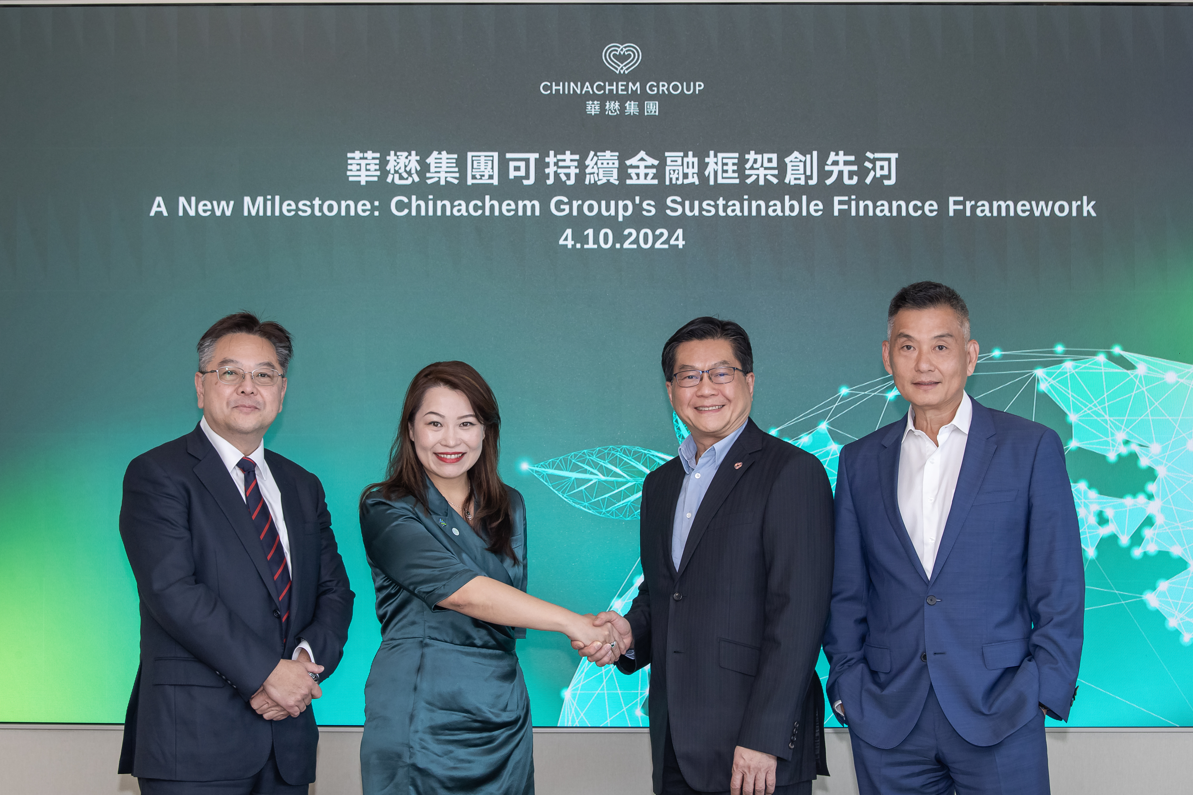 華懋集團與渣打銀行首筆社會責任貸款簽署儀式：渣打銀行企業、金融機構及商業銀行部本地企業主管董事總經理李健俊（左一）；渣打銀行亞洲可持續金融部主管黃翠芝（左二）；華懋集團執行董事兼首席財務總裁曾殿科（右二）；以及華懋集團執行董事兼行政總裁張利民（右一）。