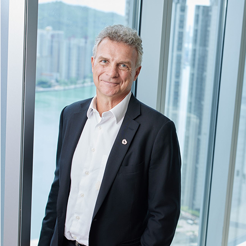 华懋集团控股有限公司主席及独立非执行董事白礼仁 (Peter Brien) 肖像。白氏兼任香港交易所 (HKEX) 独立非执行董事、香港管弦乐团董事局成员及香港会理事会成员。