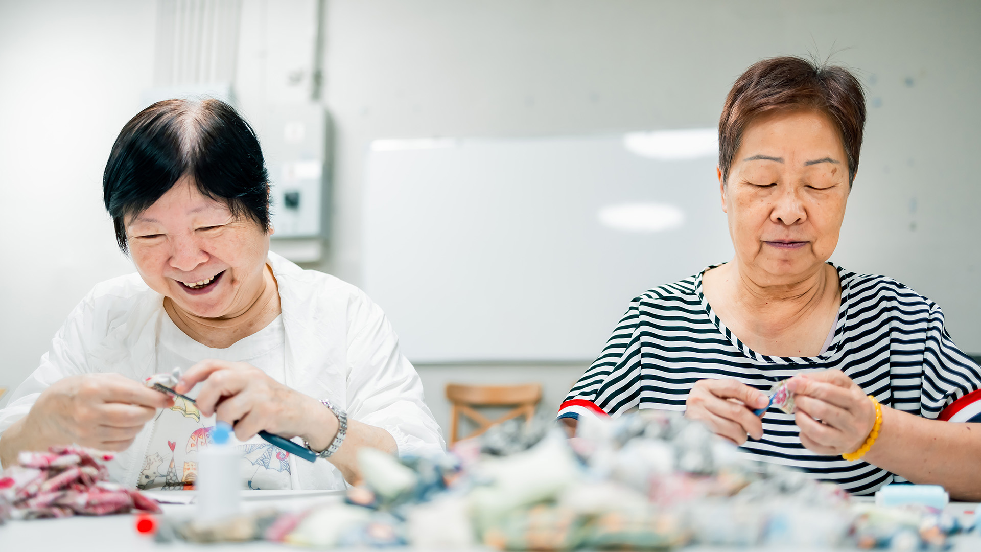 In collaboration with Gingko House, a social enterprise dedicated to elderly employment, Chinachem Group invited the elderly to handcraft “five stones” as commemorative pieces. 