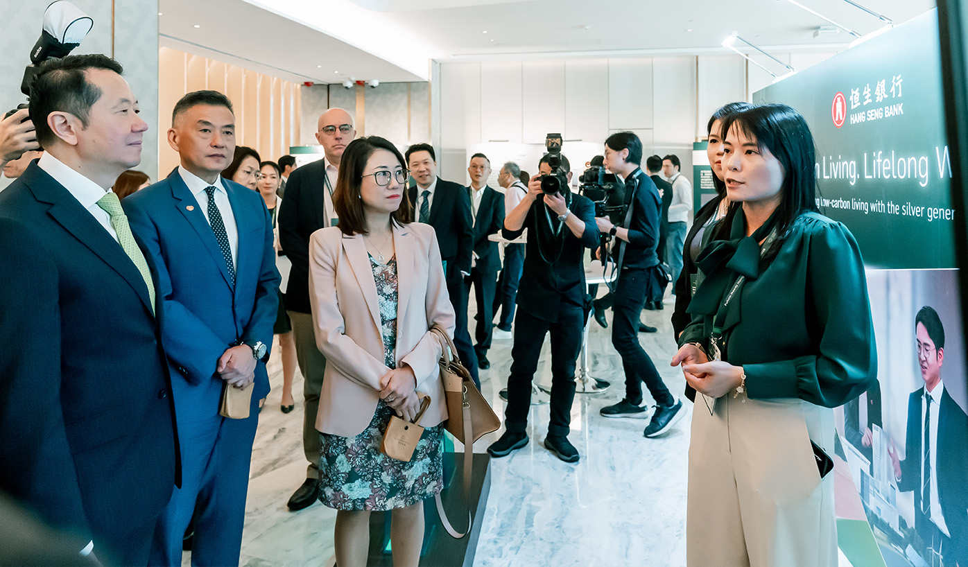 嘉賓參觀展覽攤位，交流可持續發展與創新方案。 