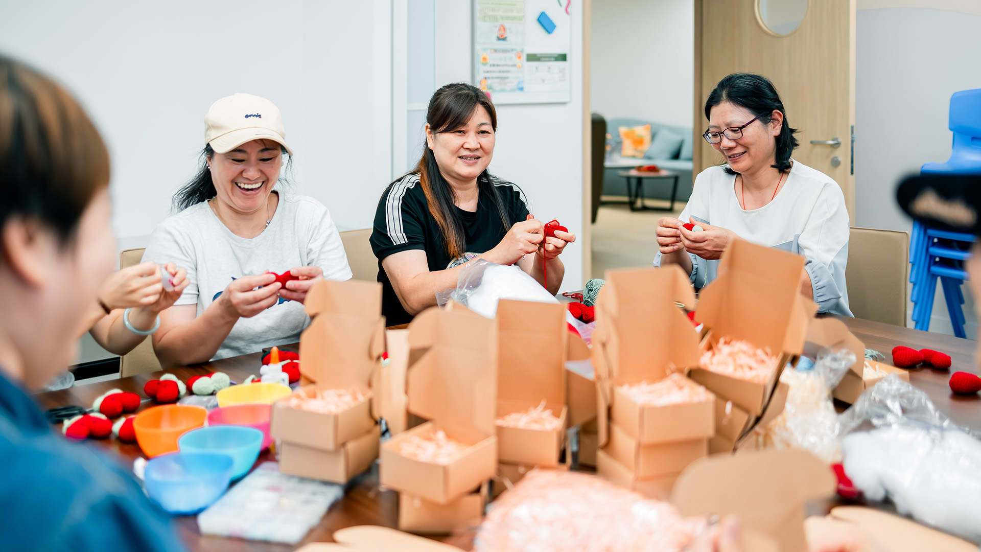 除了日常煮食，齐安亦积极参与各类活动及工作坊，从手作创作到妇女互助小组，均能看见她的身影。